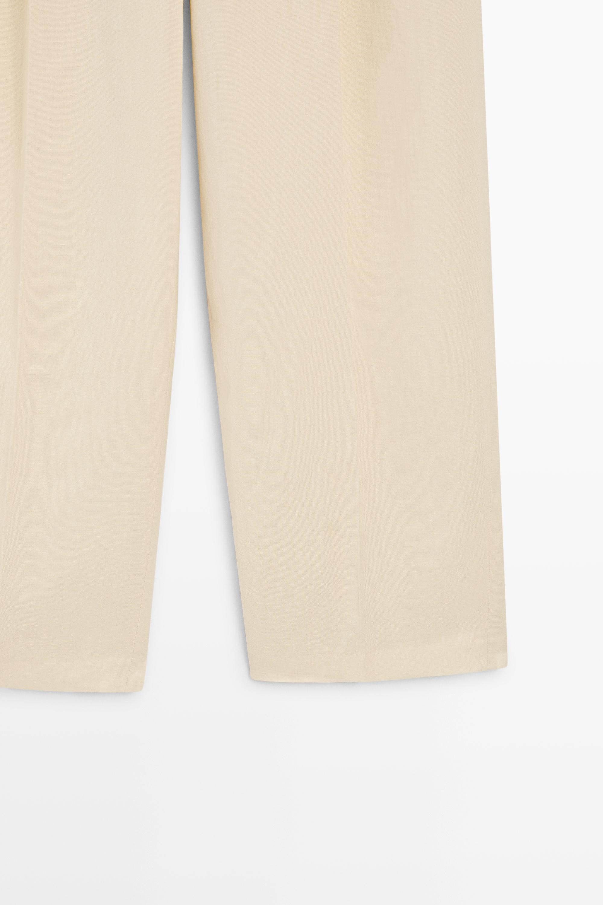 Flowing trousers with pleats