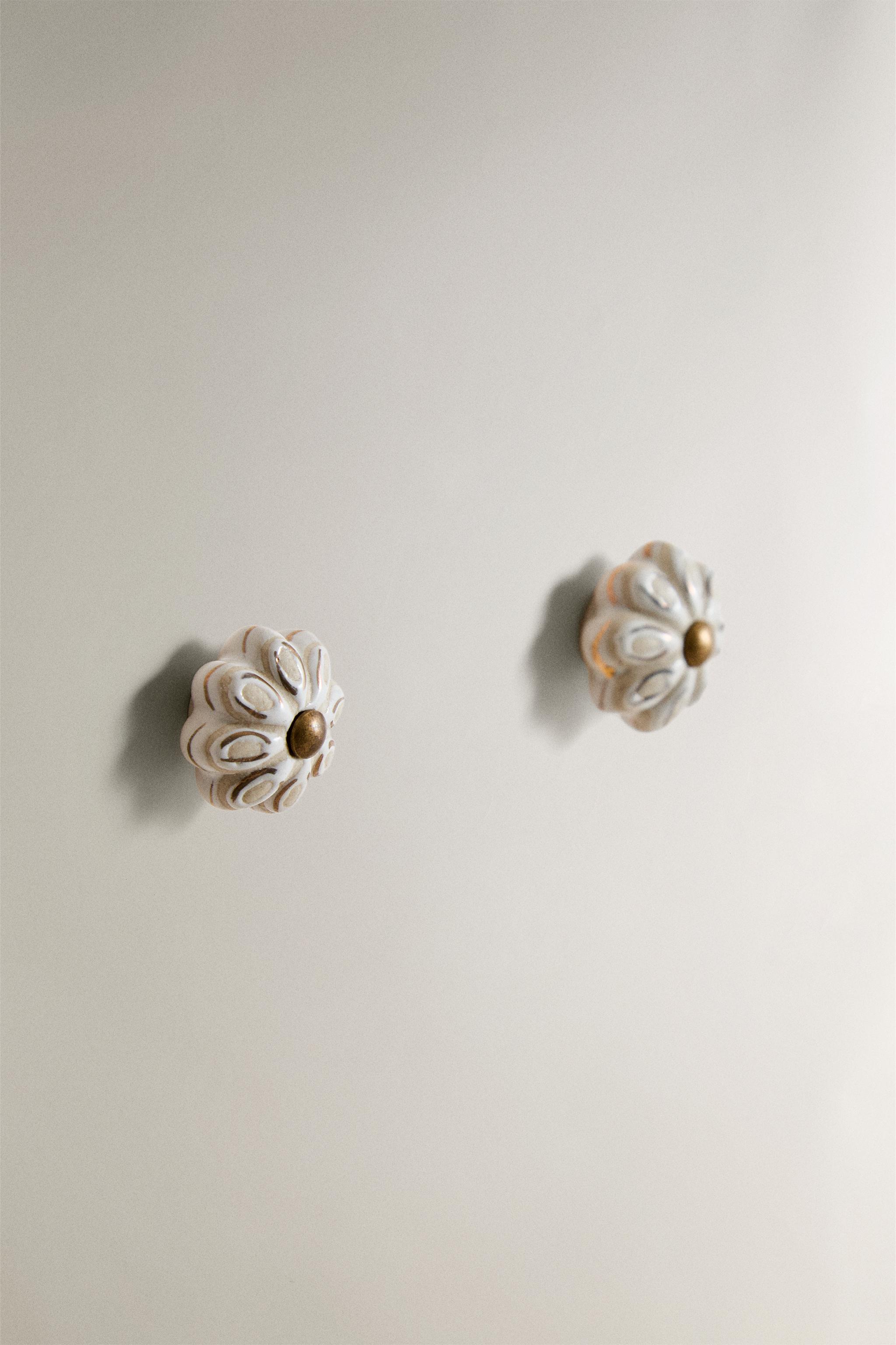SET OF CERAMIC FLOWER KNOBS (SET OF 2) — Golden