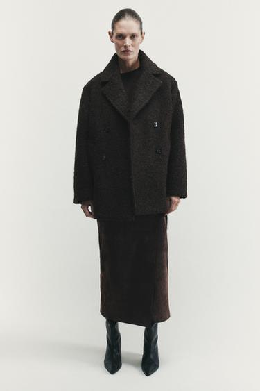 معطف متصالب من نسيج بوكليه شبه طويل - بني داكن الخاص بـ Zara