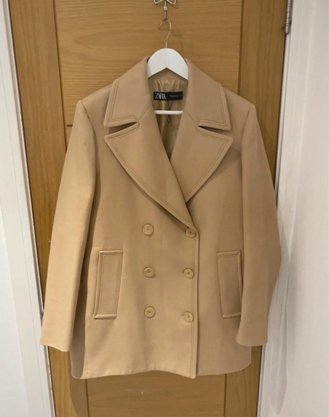 SHORT DOUBLE-BREASTED COAT