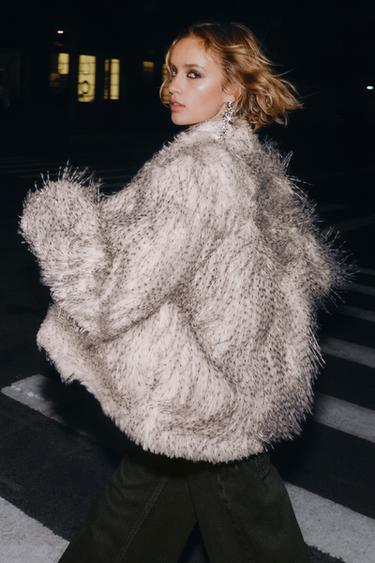 КРАТОК КАПУТ СО ВЕШТАЧКО КРЗНО - Екру / Лапорец од Zara