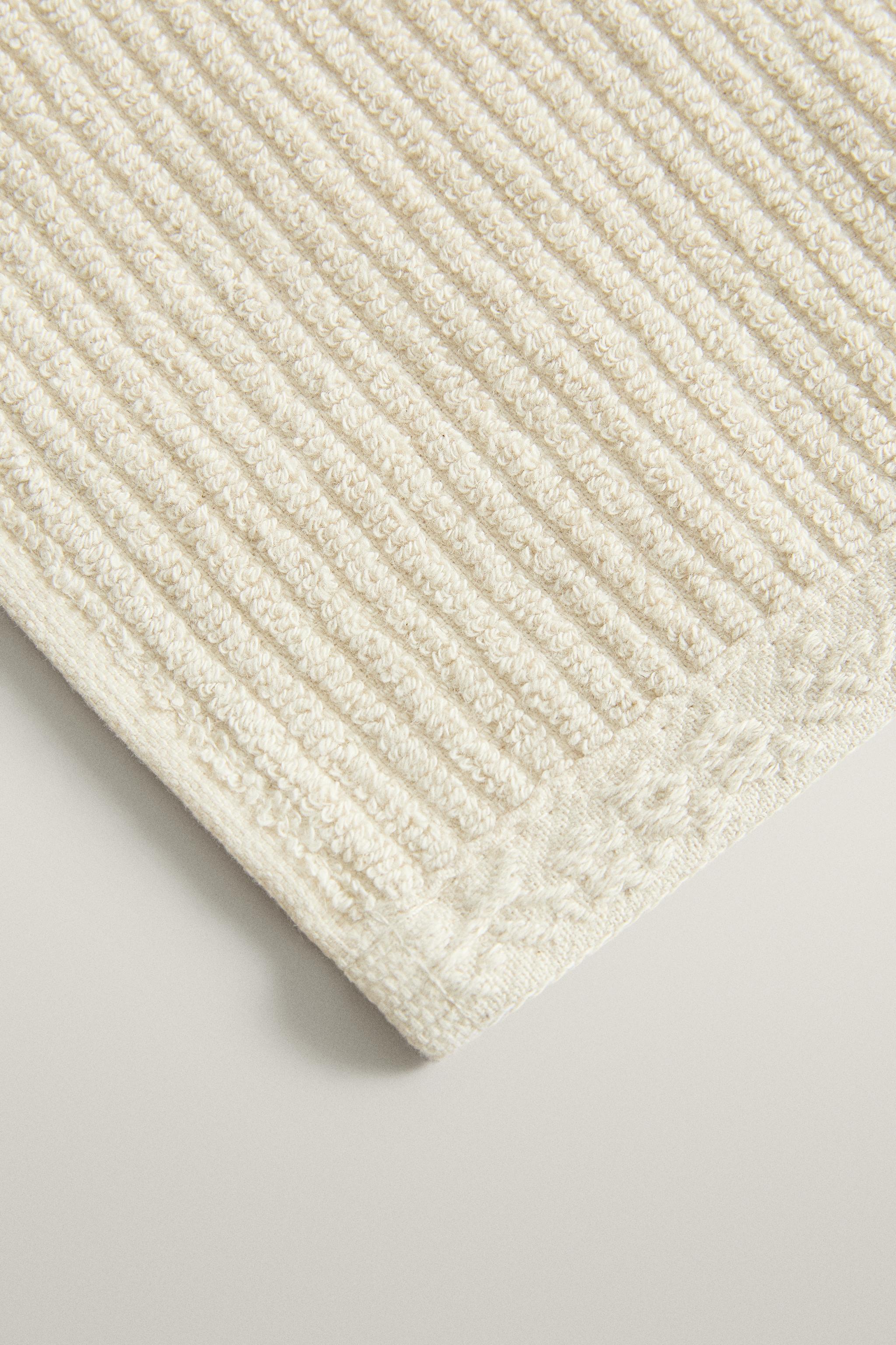 TEXTURED BATH TOWEL