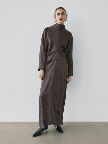 Robe longue fluide avec nœud - STUDIO - Noir or de Zara