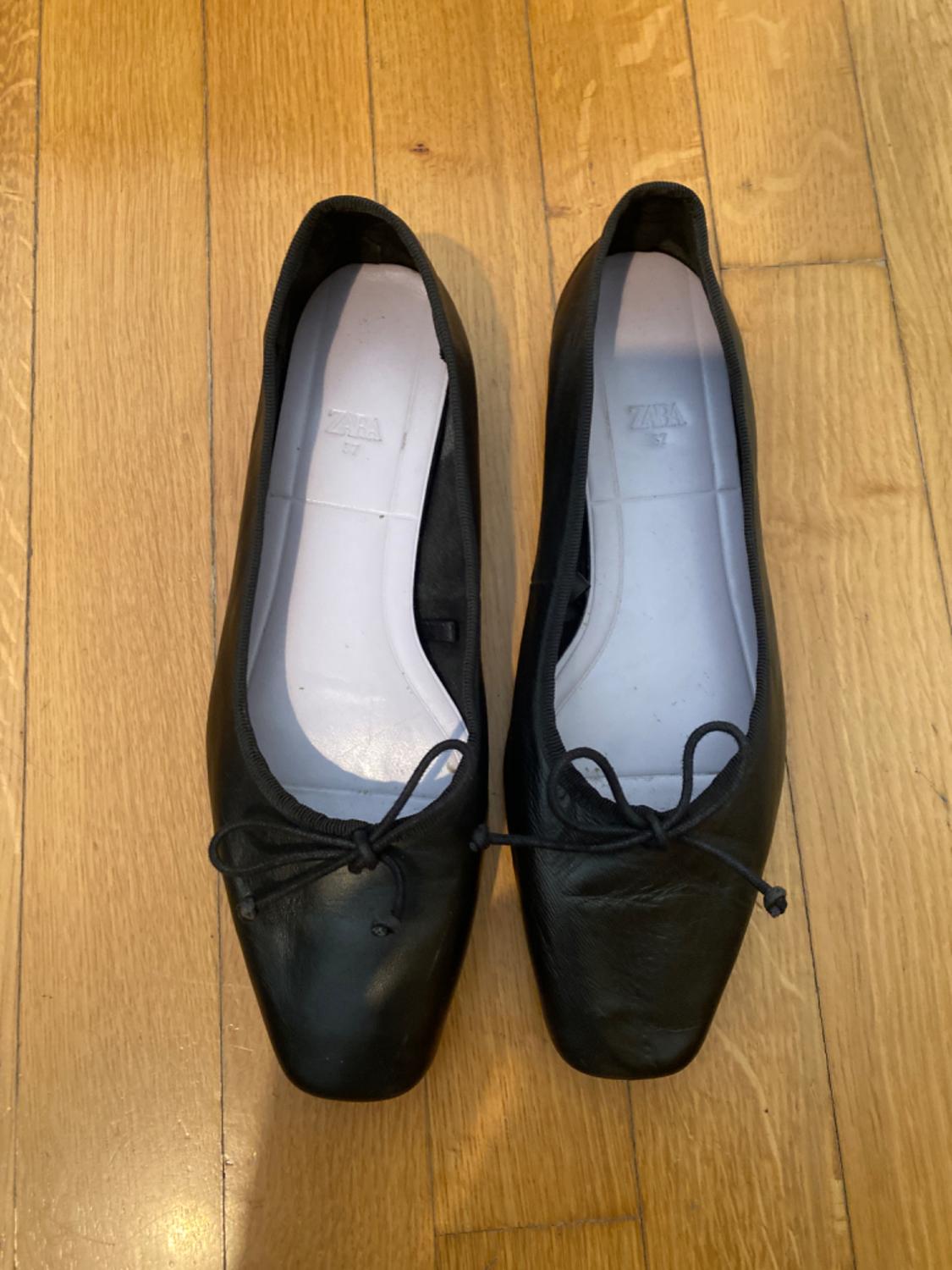 LEATHER BALLERINAS