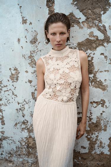 ROBE EN MATIÈRES VARIÉES BRODERIES FLEURS - Écru de Zara - Image 1