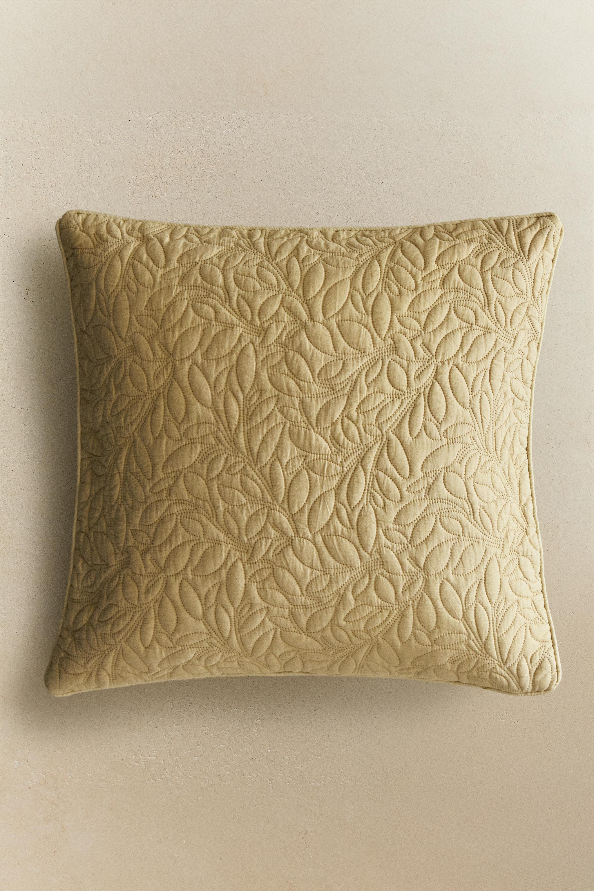 MICROFIBER PILLOW SHAM FOR QUILT WITH A LEAF DESIGN