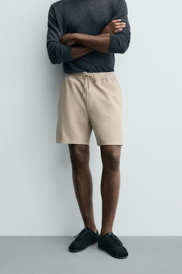 برمودا هيكلية مريحة - بيج الخاص بـ Zara