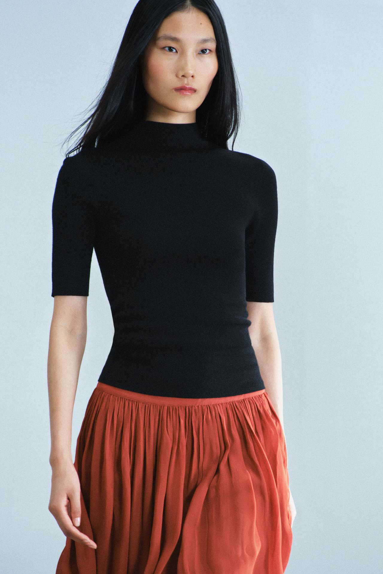 100% SUPERFINE WOOL SHORT-SLEEVE TOP — Black
