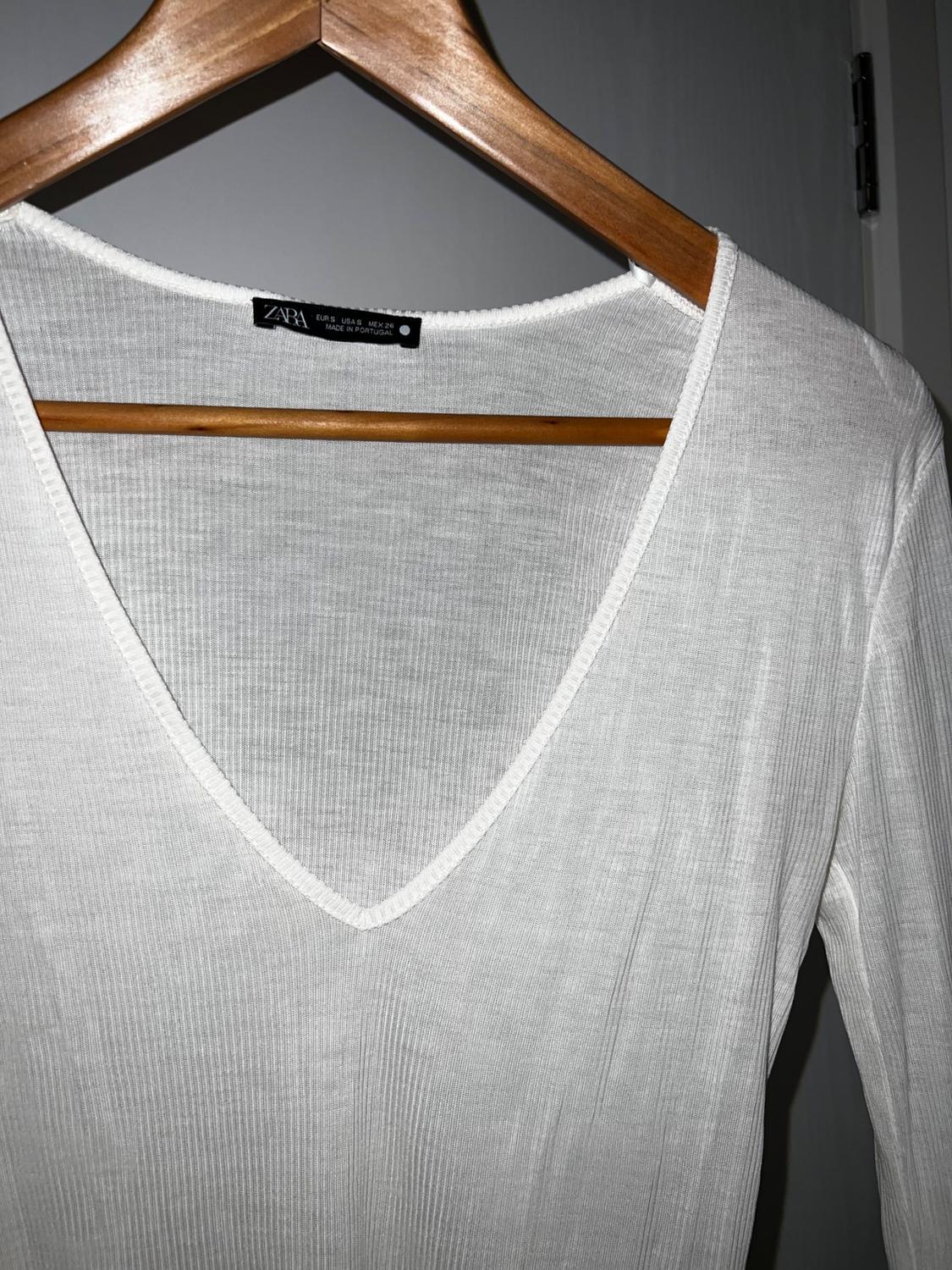 V-NECK RIBBED T-SHIRT - Image 3