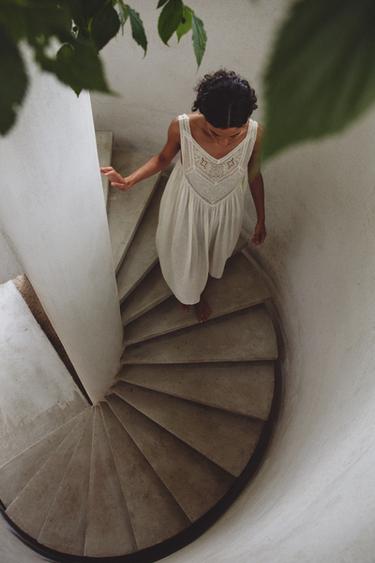 ROBE À PLIS ET BRODERIES FLORALES - Blanc cassé de Zara - Image 2