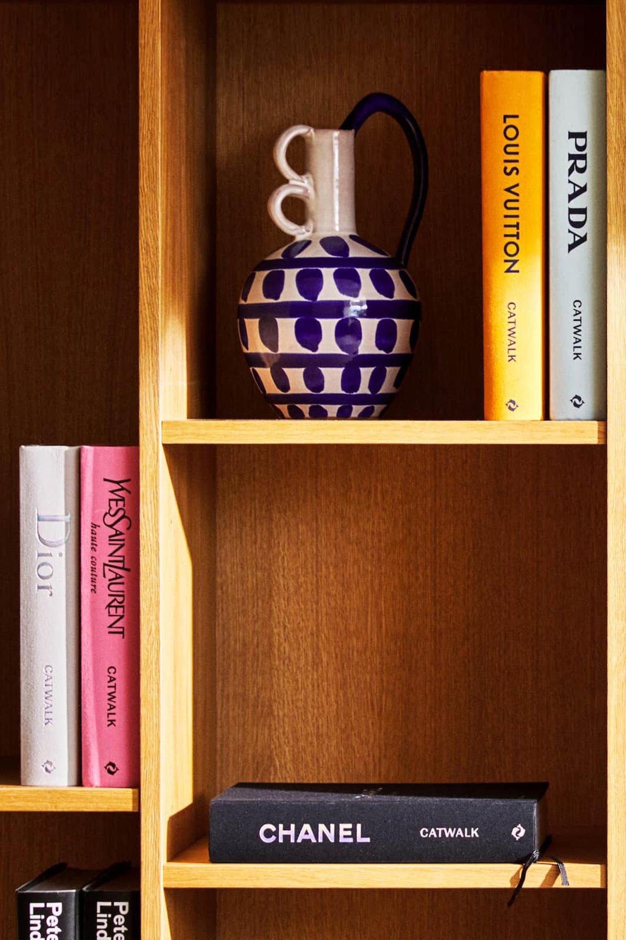 Книга о модных показах Louis Vuitton (на английском языке)