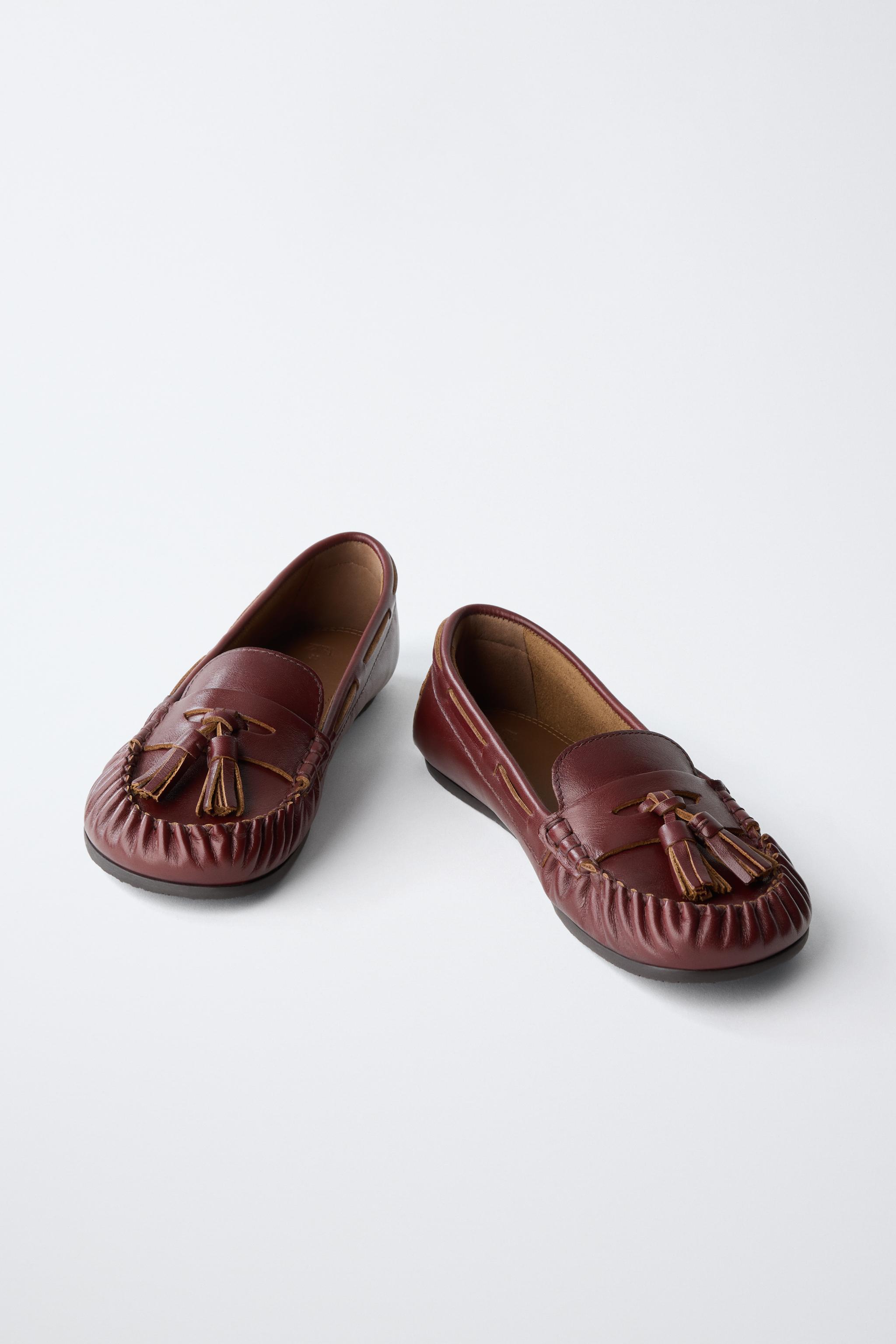 MOCASSINS EN CUIR À POMPONS
