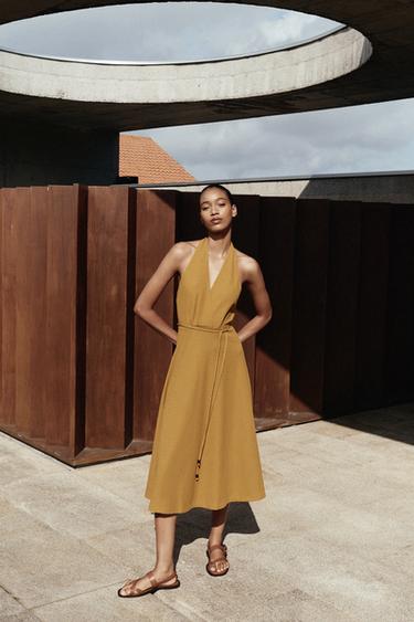ROBE HALTER CEINTURE - Moutarde de Zara