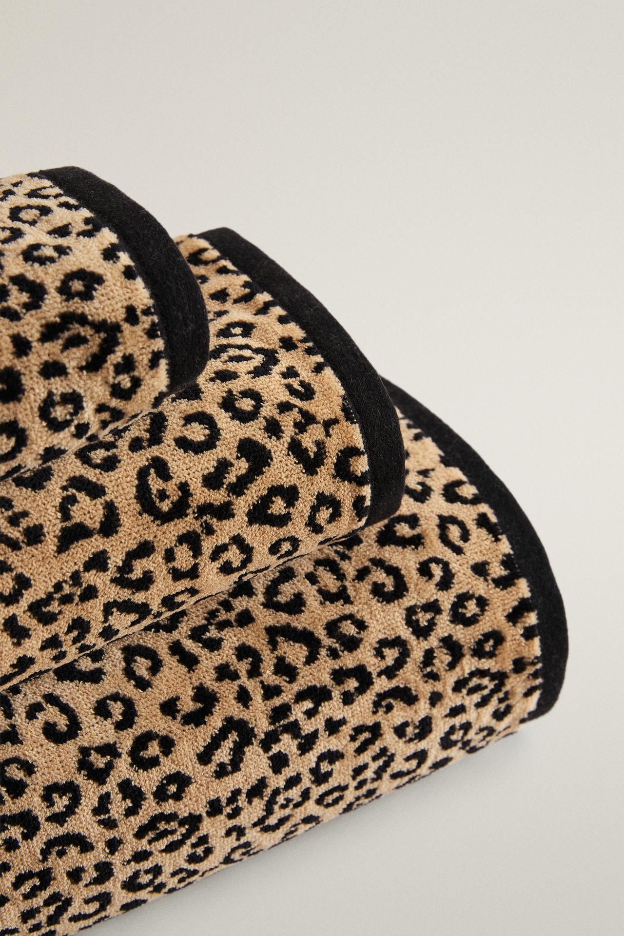 ANIMAL PRINT VELOUR BATH TOWEL — Leopard