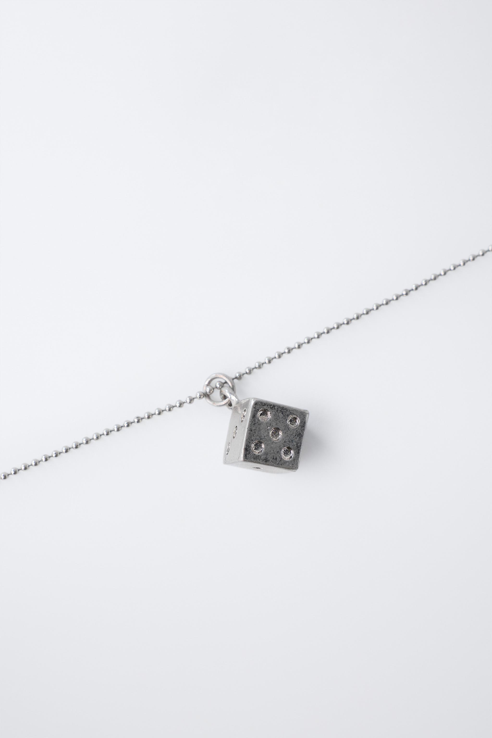 LOT DE DEUX COLLIERS AVEC PLAQUE ET DÉS