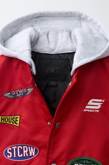 JAQUETA BOMBER COM PATCHES E CAPUZ REMOVÍVEL - Vermelho da Zara
