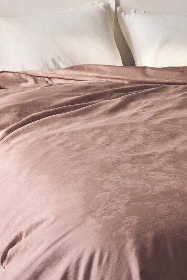 MARBLE JACQUARD SATEEN DUVET COVER - وردي فاتح الخاص بـ Zara