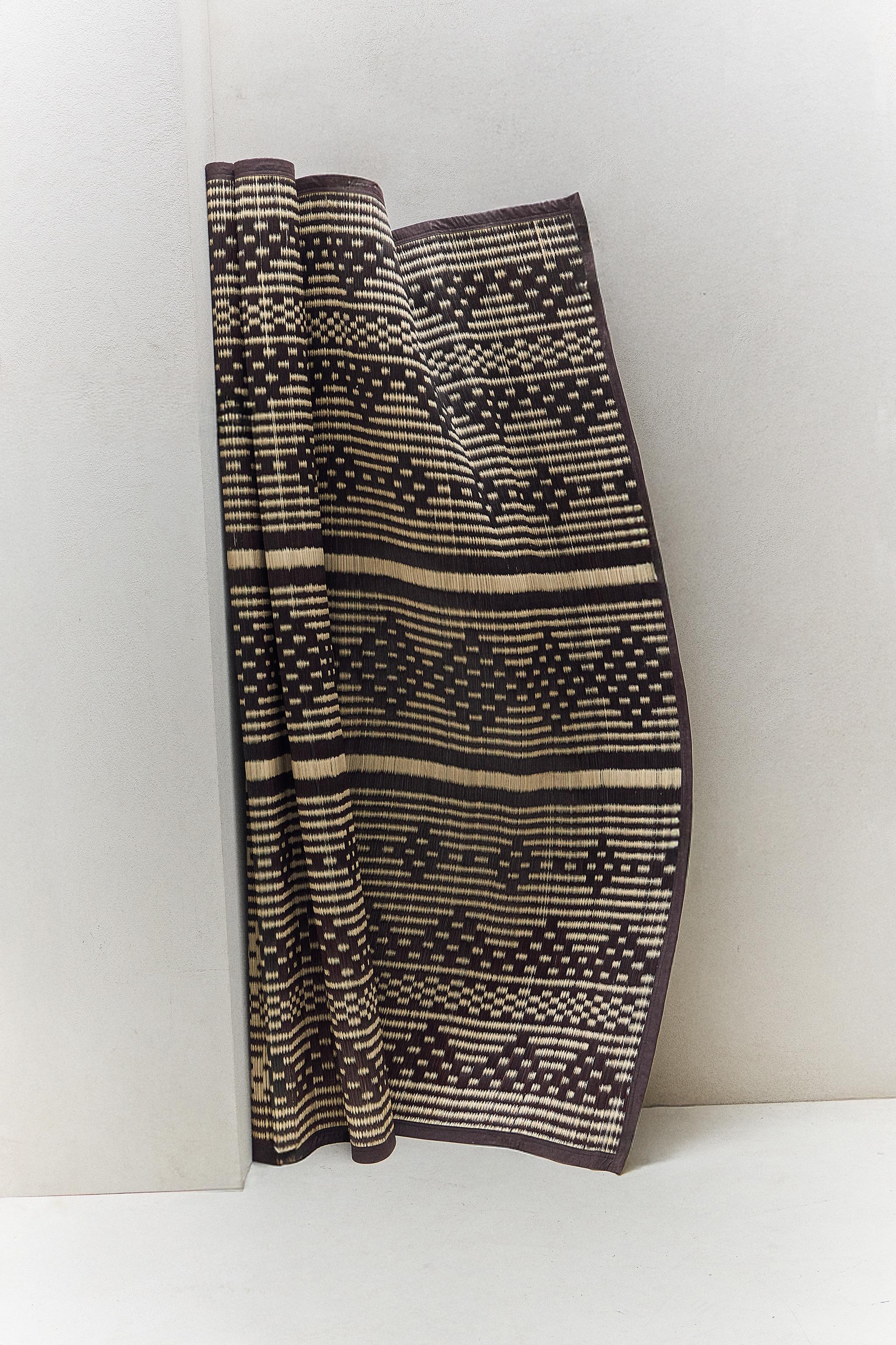 GEOMETRIC SEAGRASS RUG — Black / White