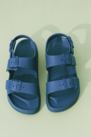 GUMMISANDALE MIT SCHNALLEN - Blau von Zara