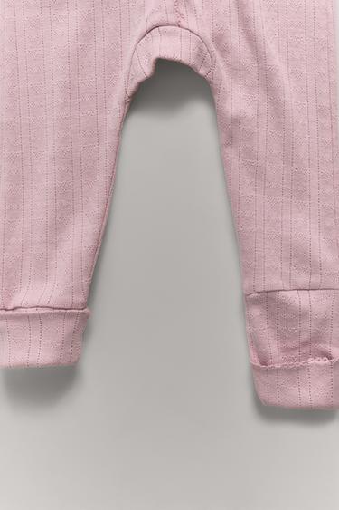 بيجامة قطعة واحدة مثقبة على شكل قلب بقدم قابلة للتحويل - وردي طباشيري الخاص بـ Zara