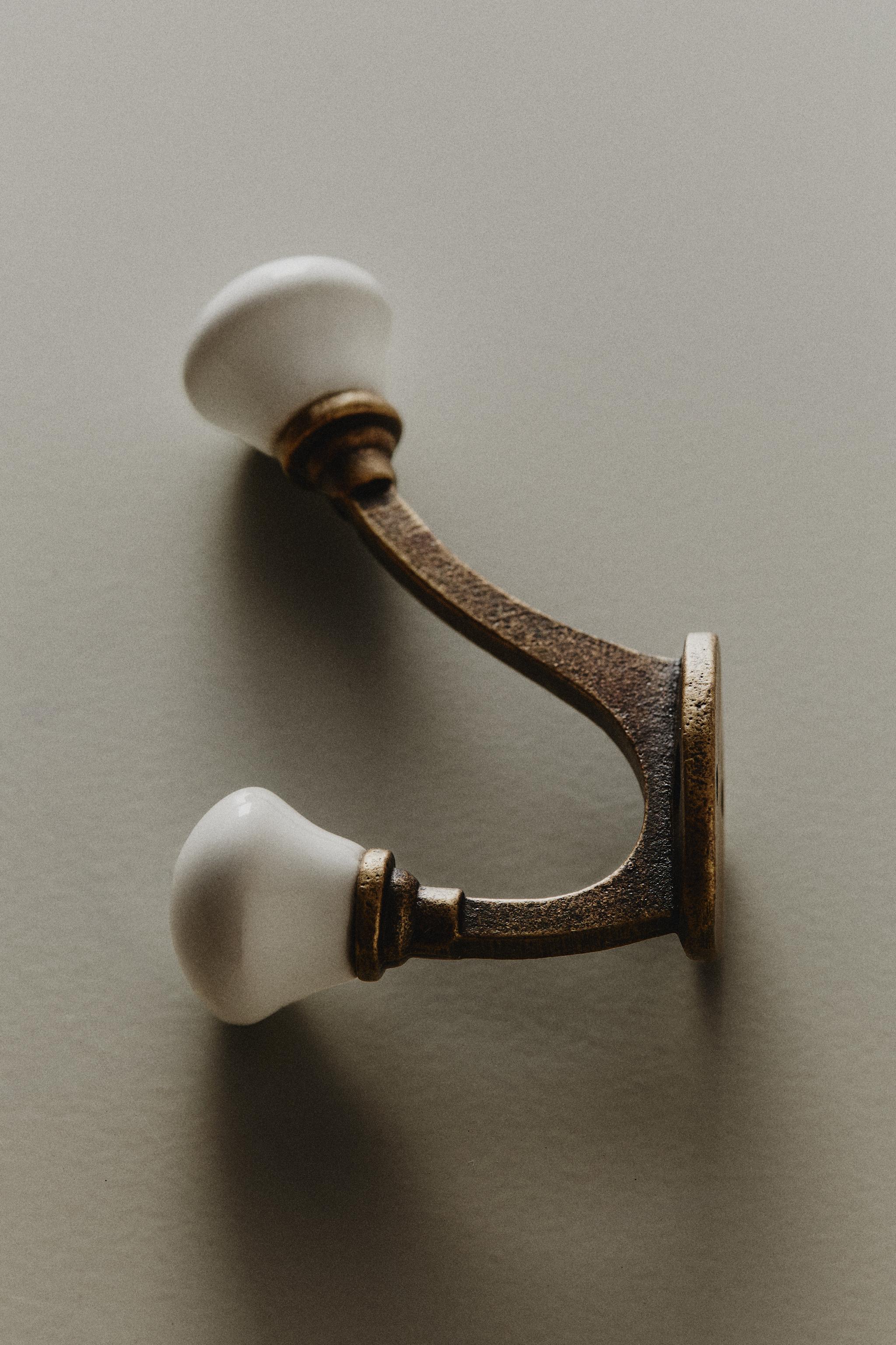 CERAMIC HOOK