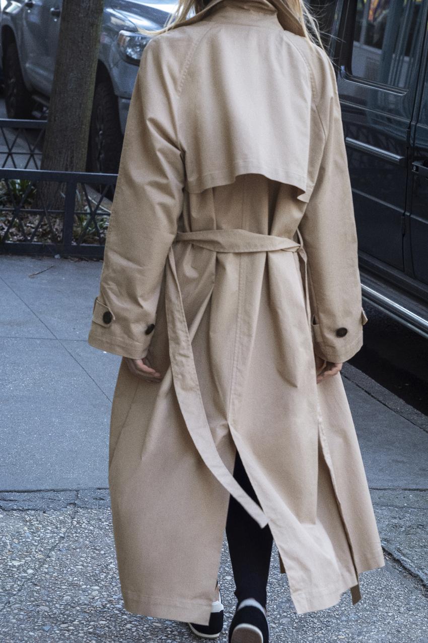 El abrigo de borreguito de la rebajas de Zara que las mujeres de 50 llevan  con leggings
