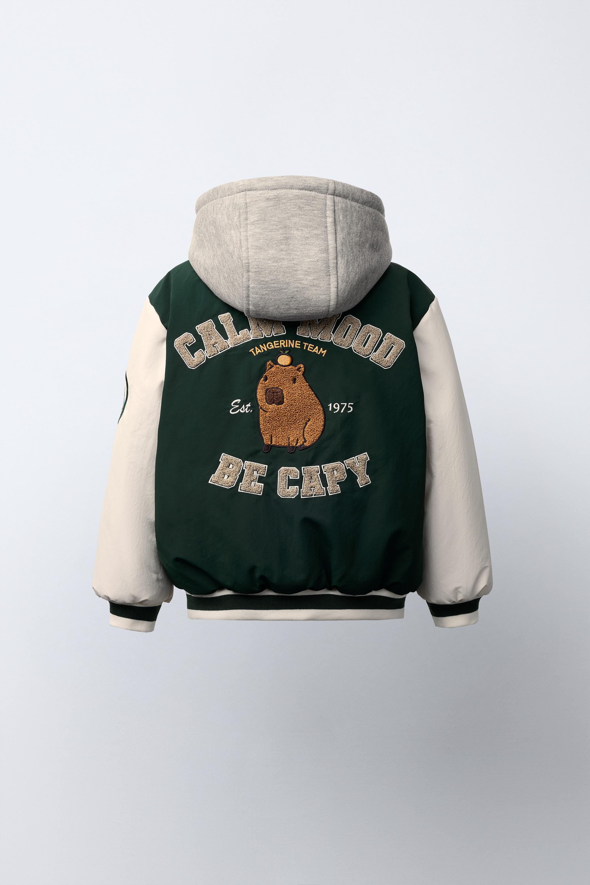 BOMBER JACKET WITH REMOVABLE HOODIE, FLEECE INTERIOR, AND NYLON CAPYBARA CAPYFUN ©