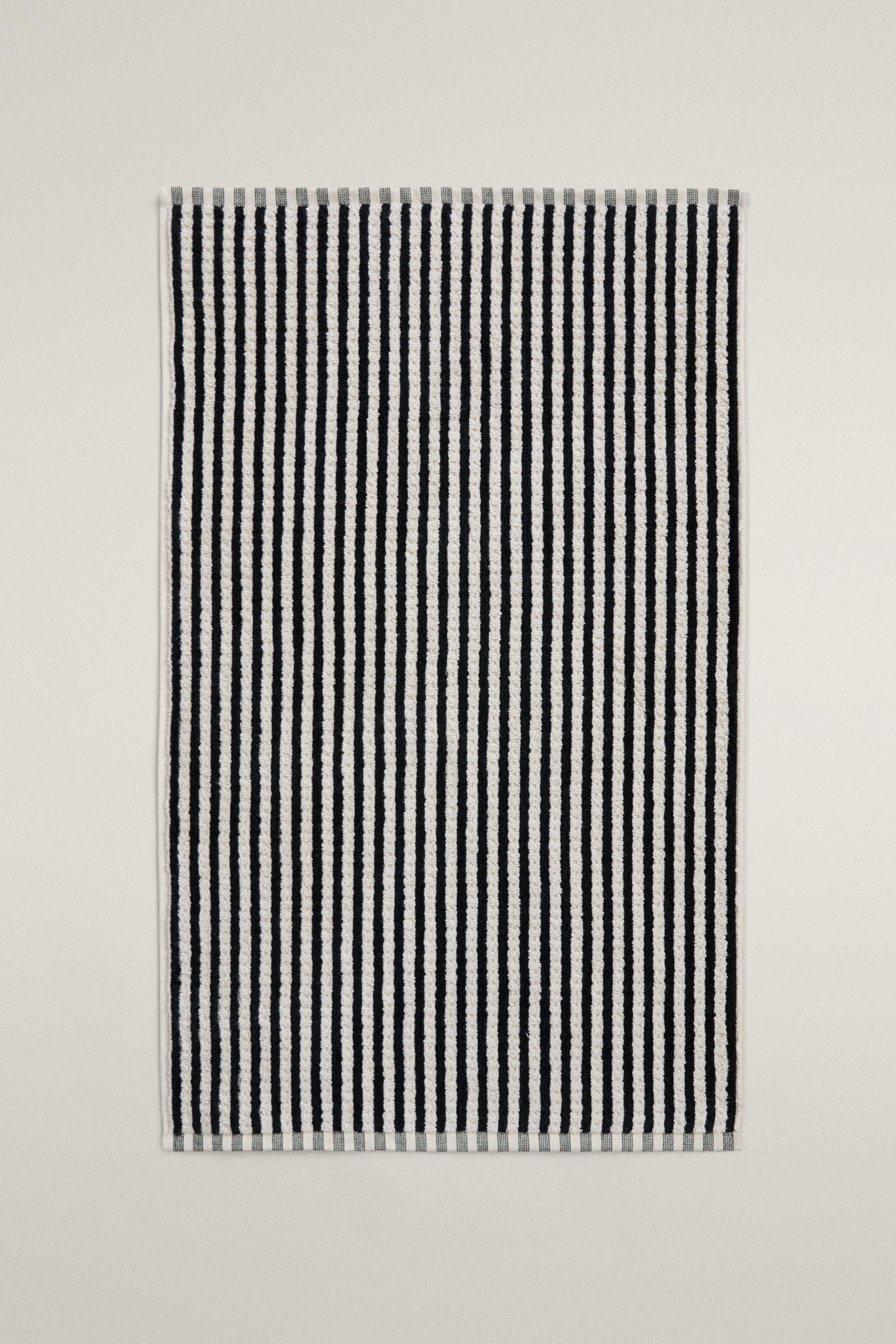 TWO-TONE STRIPED BATH MAT