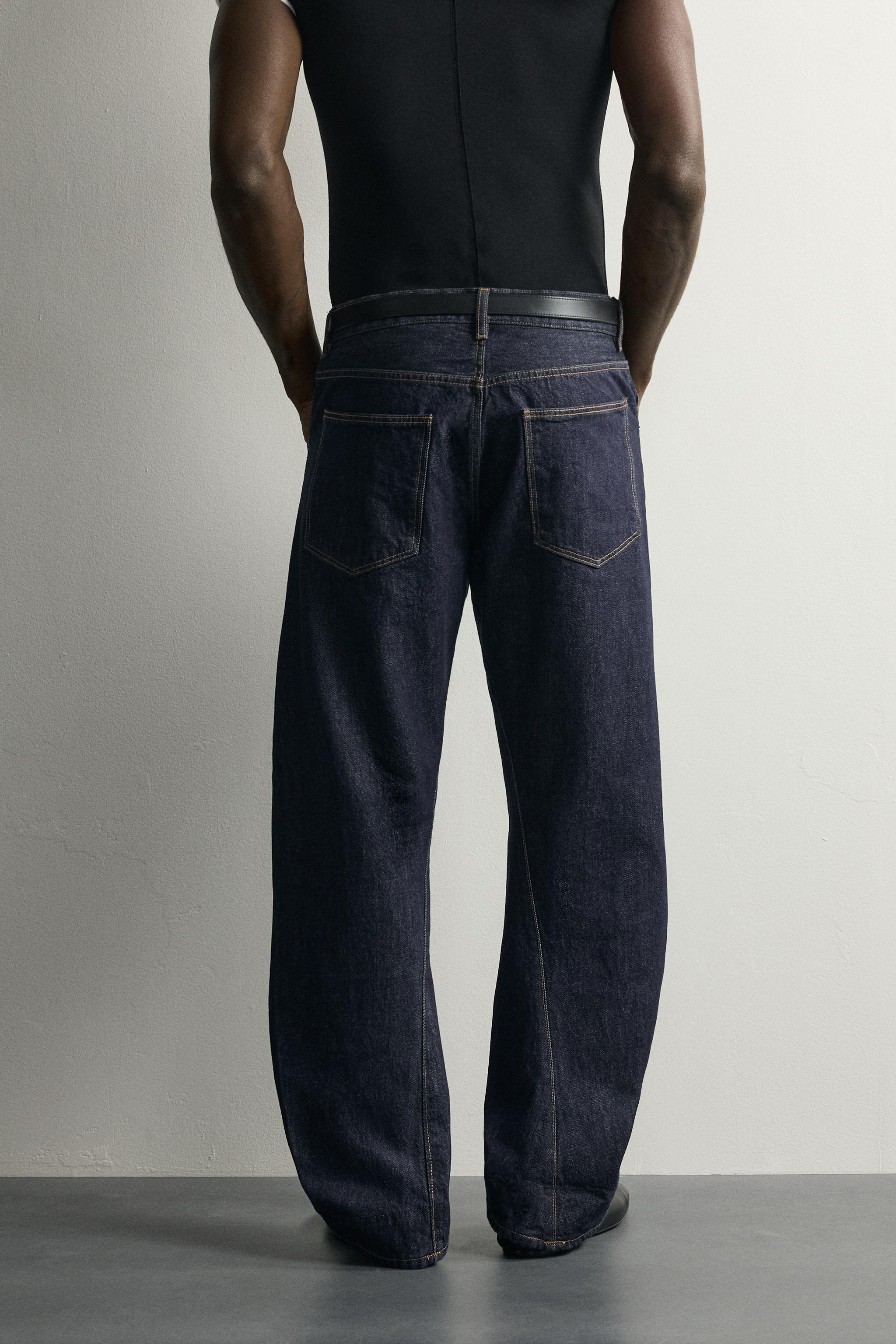 STRAIGHT-FIT JEANS WITH TWISTED SEAMS