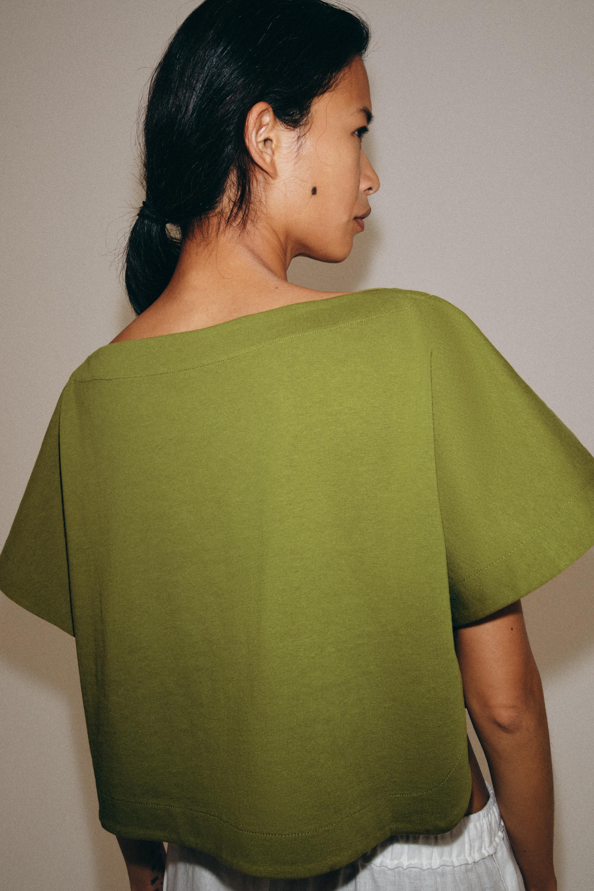 CAPE EFFECT CROP TOP