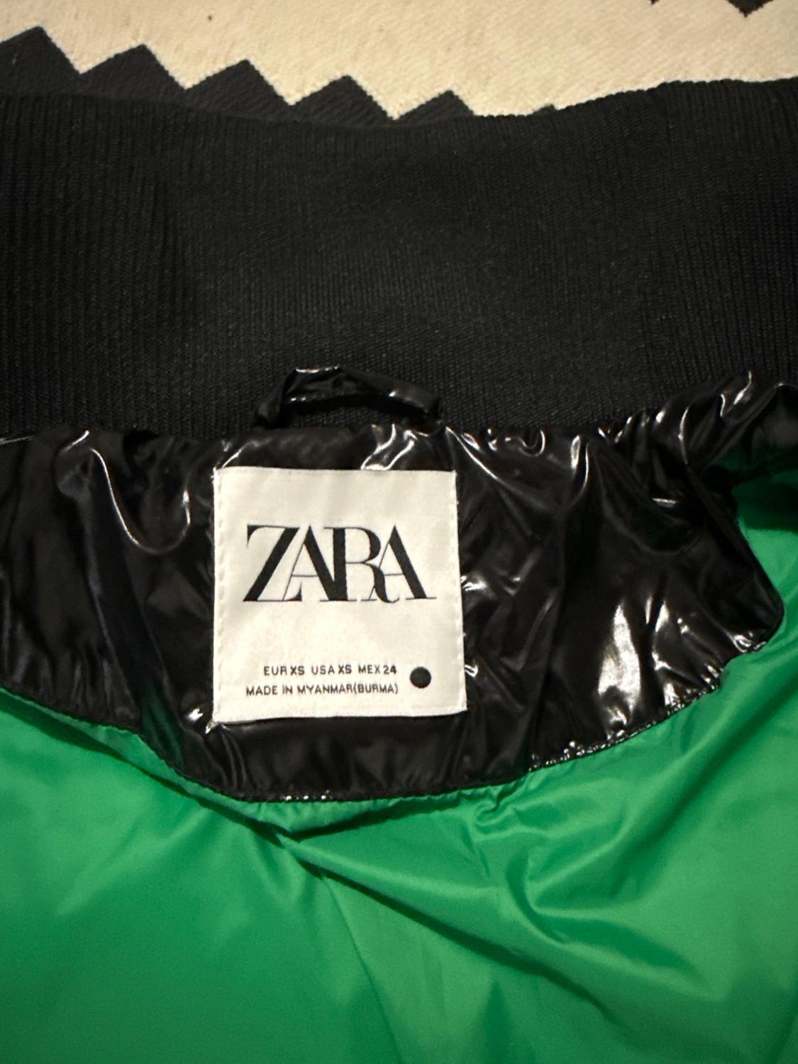 ZARA SHINY BLACK PUFFER WITH GREEN - Image 3