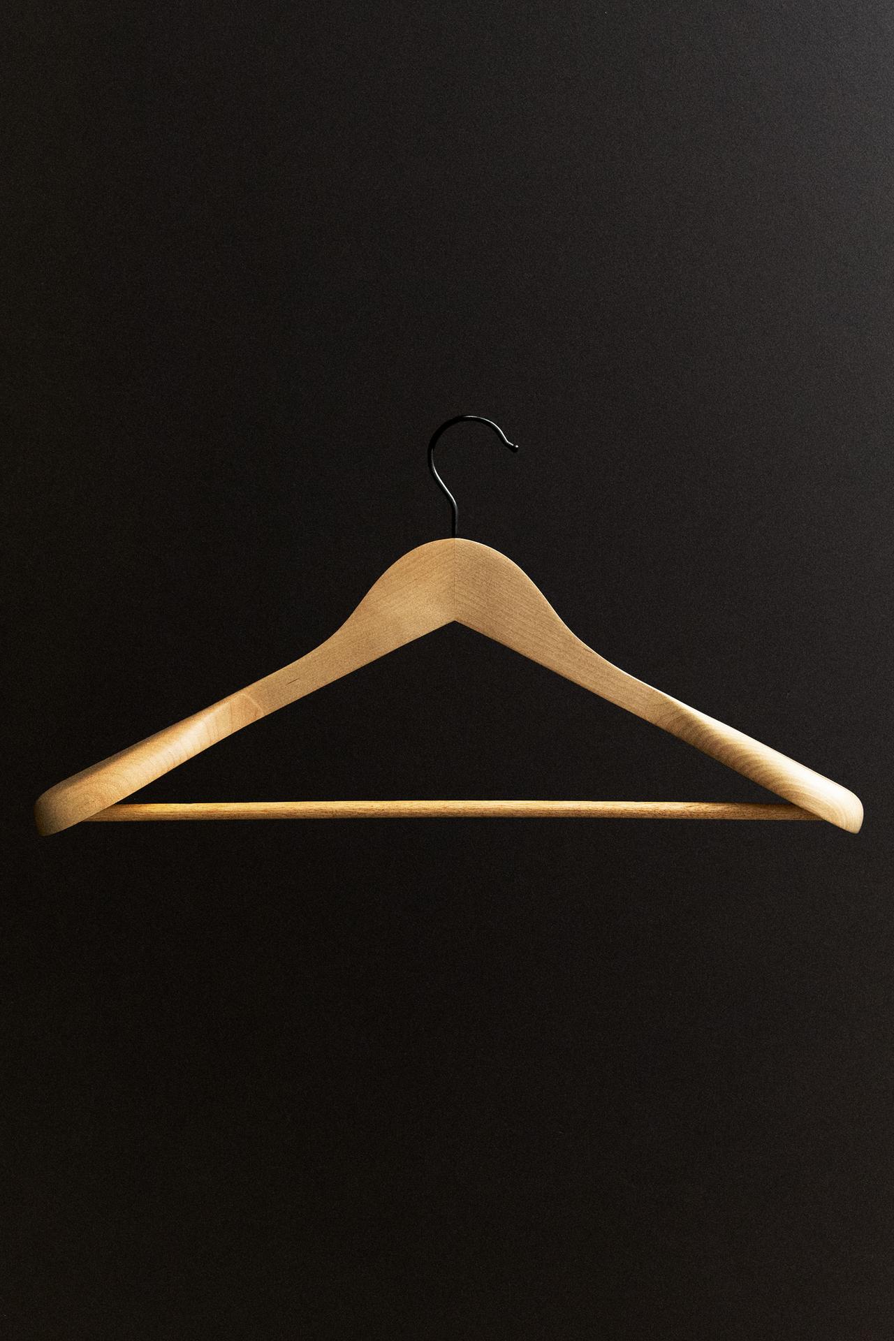 WOODEN CARDIGAN HANGER — Light beige