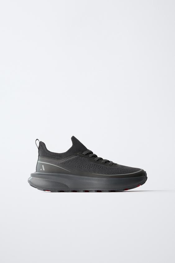 ZAPATILLA DEPORTIVA REJILLA - Negro de Zara - Imagen 0