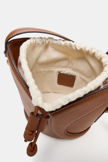 MINI SAC SEAU SURPIQÛRES - Marron foncé de Zara - Image 3