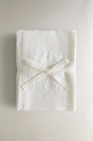 LOT LANGES EN MOUSSELINE ENFANT BRODERIE LETTRE (LOT DE 2) - 855 de Zara - Image 0
