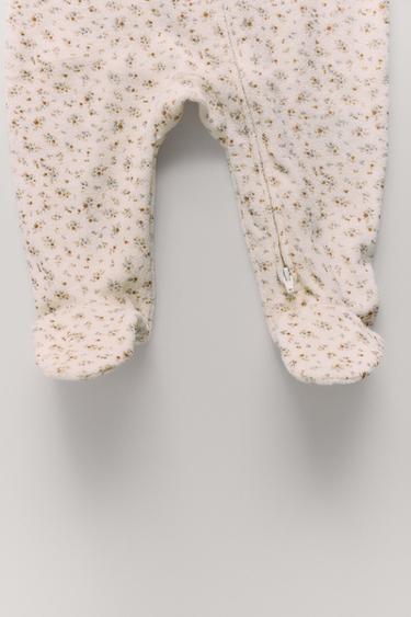 PIJAMA ENTERO VELOUR FLORES - Crudo de Zara