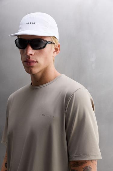 Zara TEXTURED TRAINING T-SHIRT - Sand
