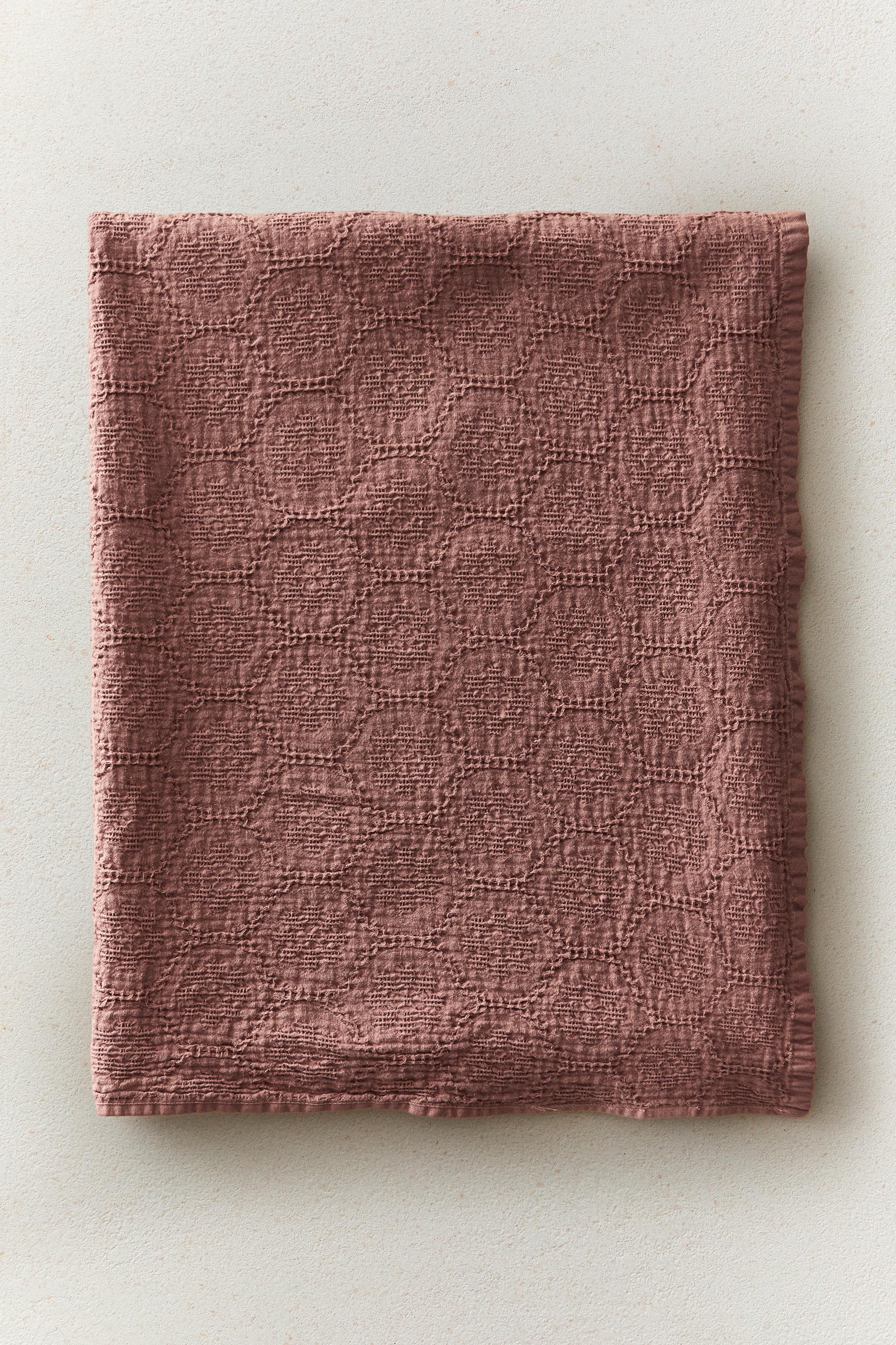 GEOMETRIC WAFFLE BATH TOWEL — Pink