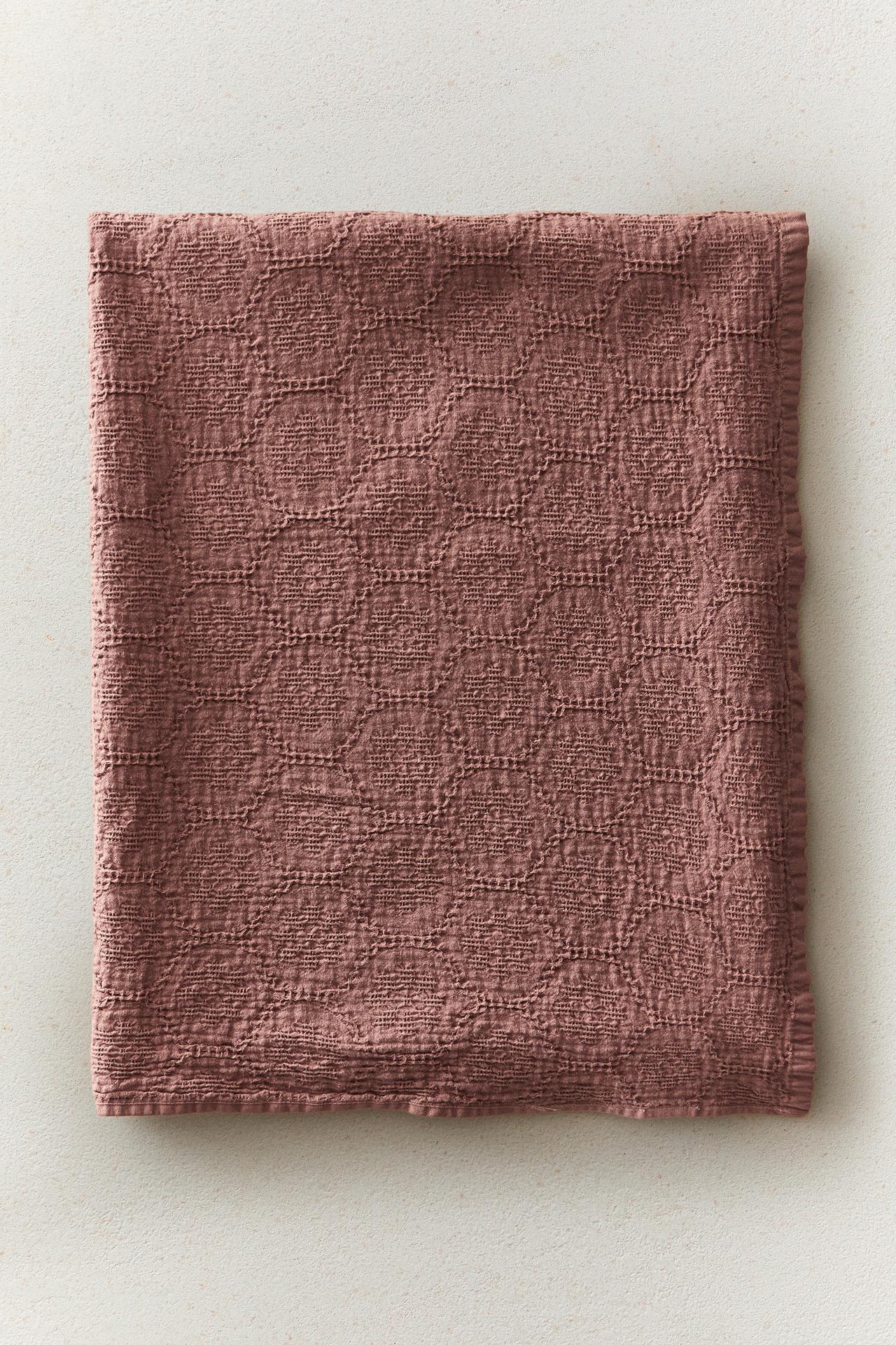 GEOMETRIC WAFFLE BATH TOWEL — Pink