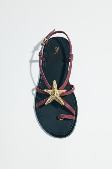 SANDALES À BRIDES ET DÉTAIL MÉTALLIQUE - Bordeaux de Zara