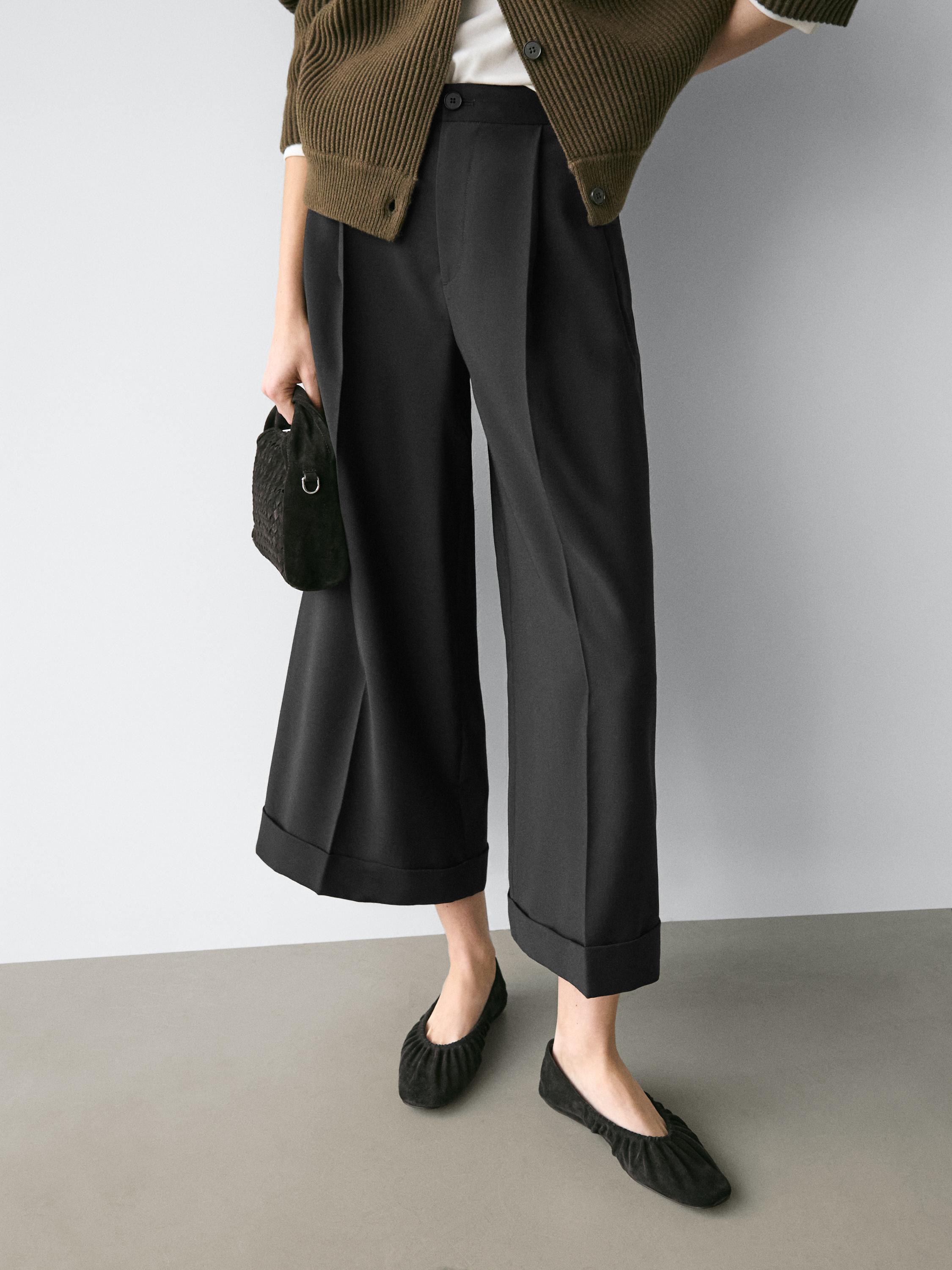 Flowing trousers with darts