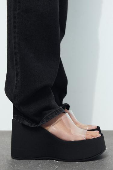 SANDALIA CUÑA VINILO - Negro de Zara