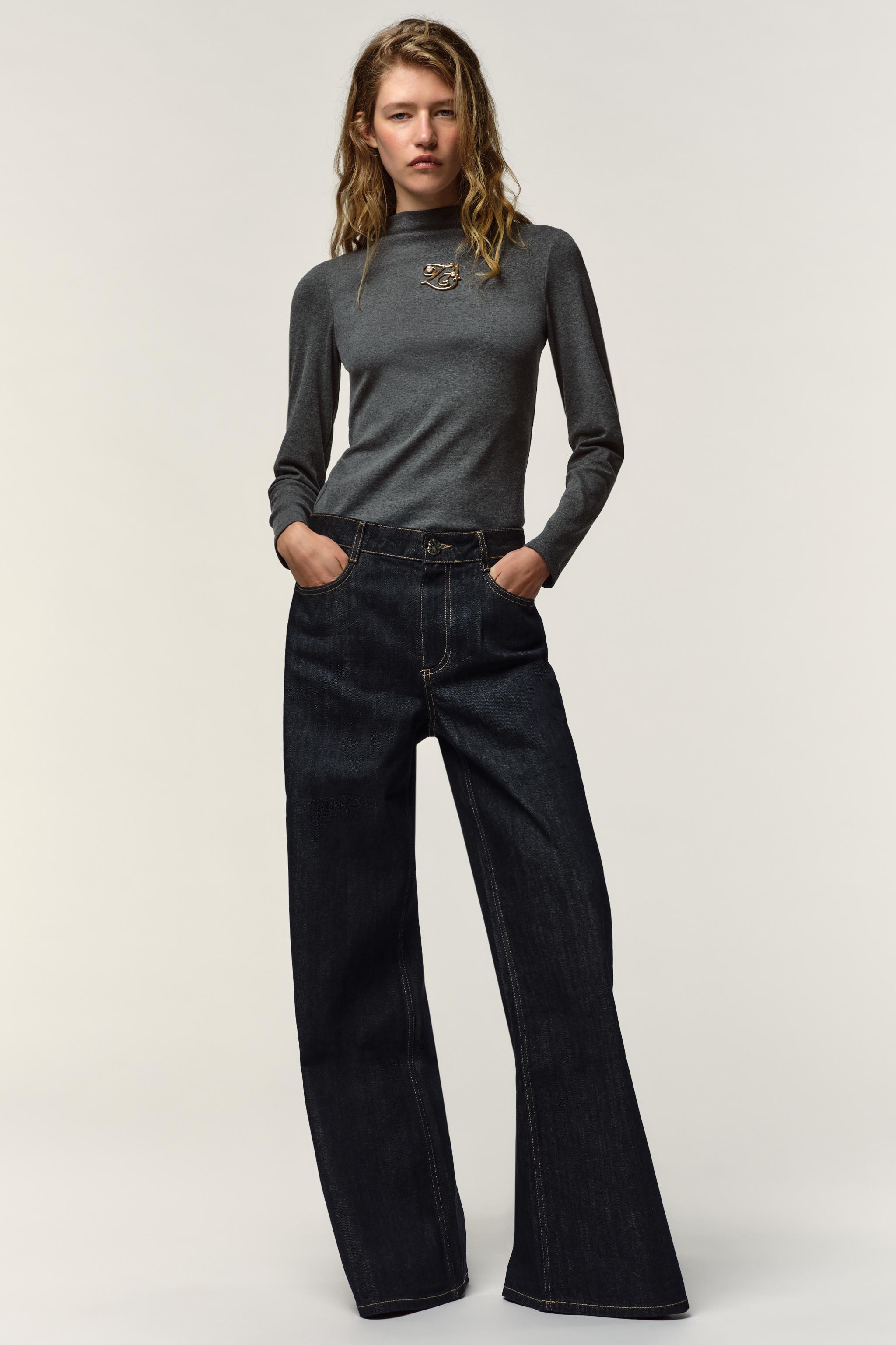 MOCK NECK BROOCH T-SHIRT