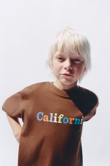 CAMISETA ESTAMPADO TEXTO - Chocolate de Zara