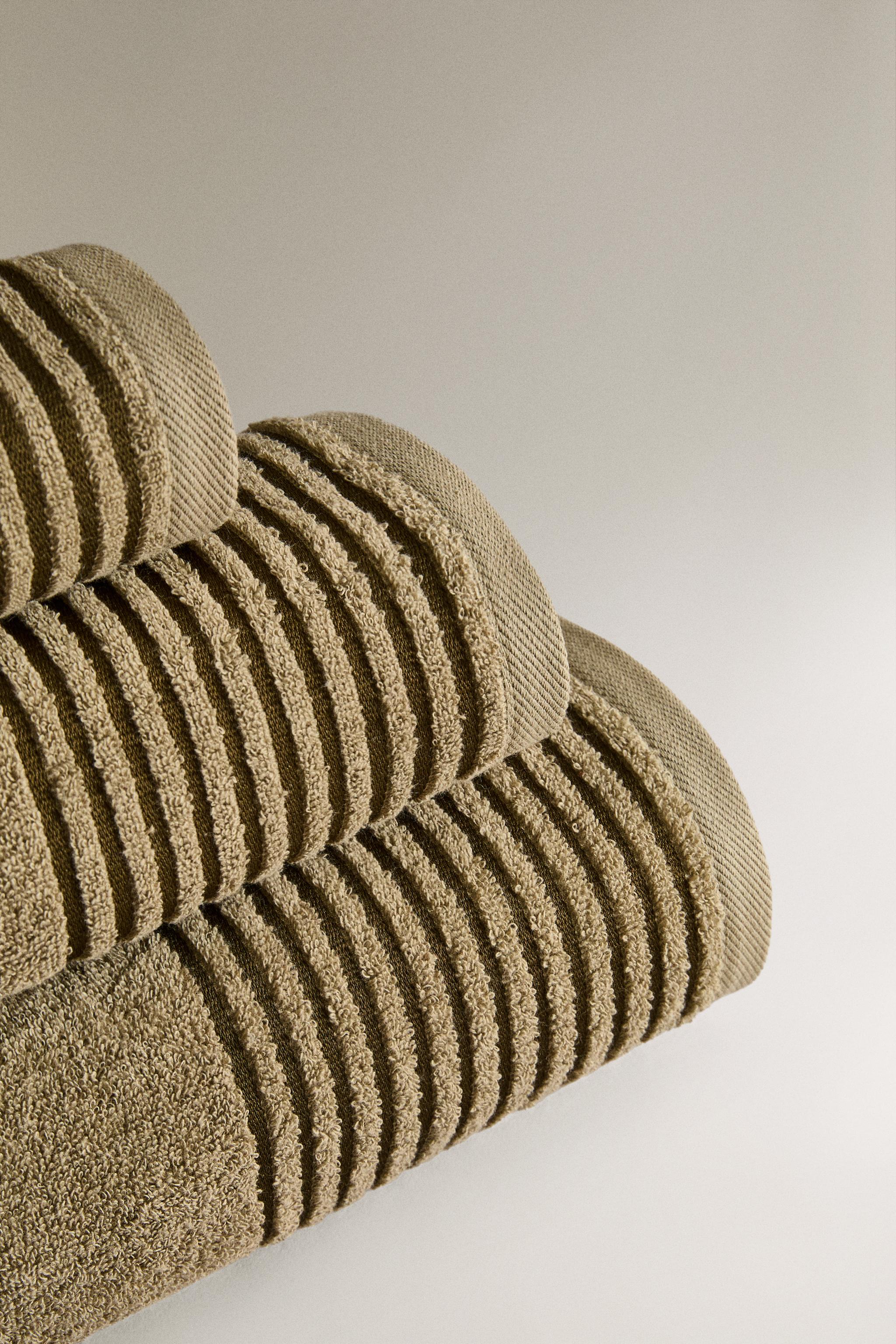 SERVIETTE DE BAIN FRISE CONTRASTANTE