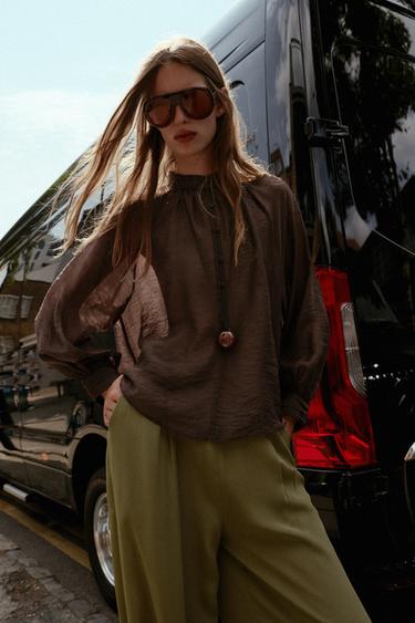 BLUSA SEMITRANSPARENTE MANGA ABULLONADA - Marrón de Zara