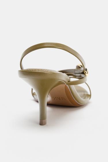SANDALES À TALONS BRIDES ET PIÈCE MÉTALLIQUE - Vert kaki de Zara - Image 4
