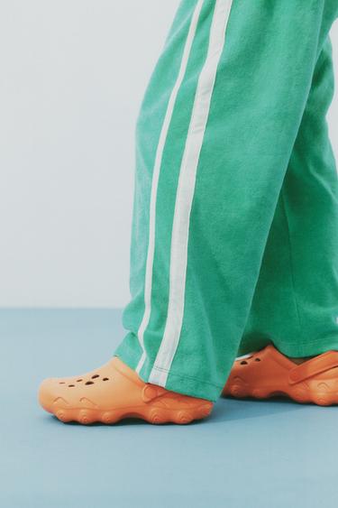 قبقاب رياضي مطاطي - برتقالي الخاص بـ Zara