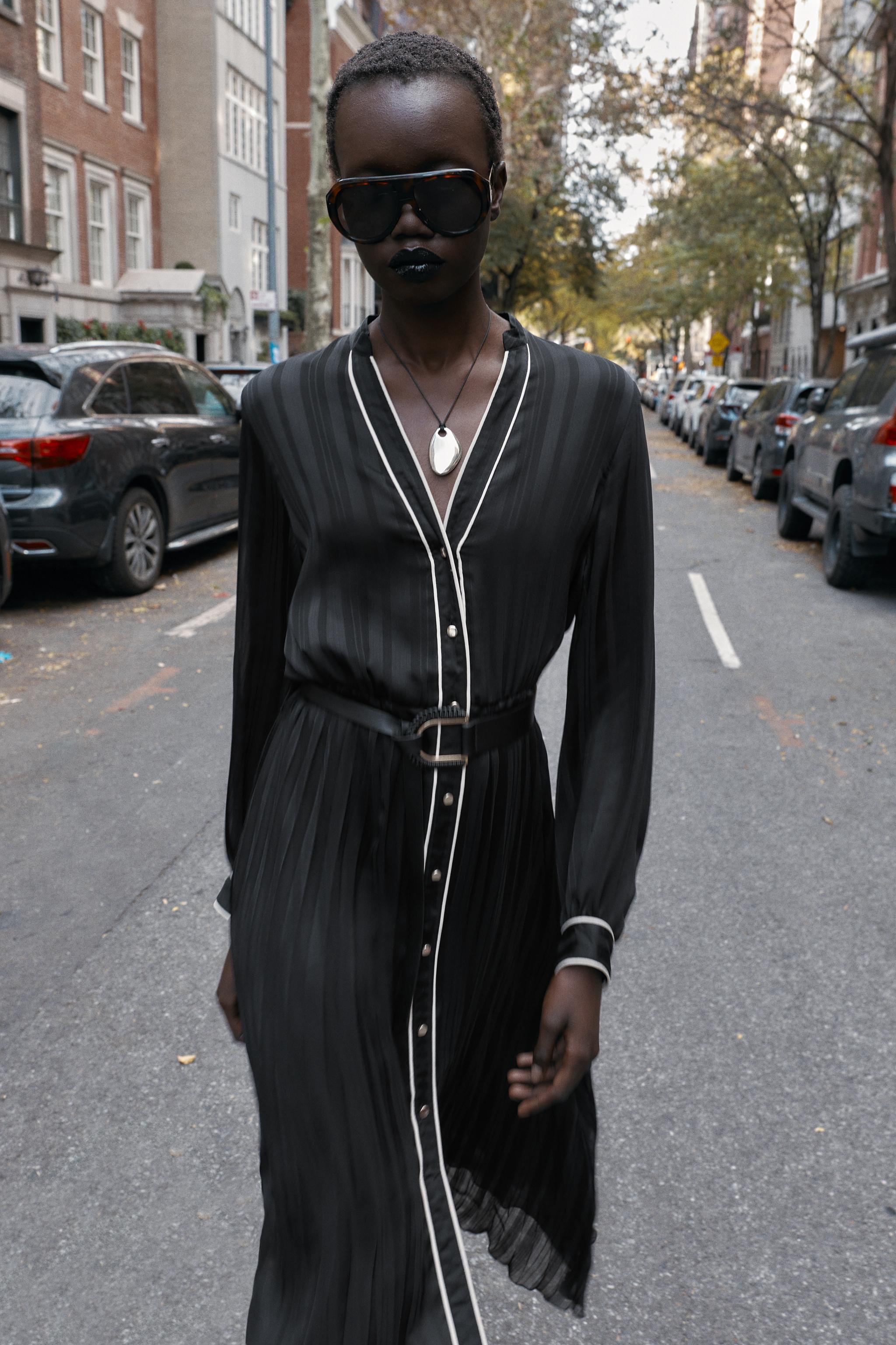 ROBE MI-LONGUE PLISSÉE AVEC CEINTURE ET LISERÉS CONTRASTE