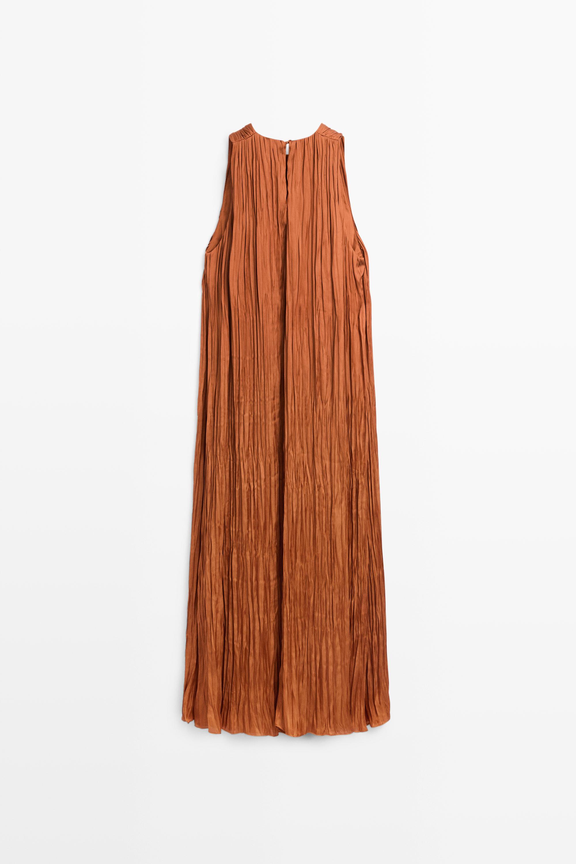 Robe longue plissée à encolure américaine